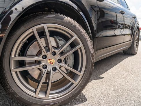 Used 2023 Porsche Cayenne S image 3
