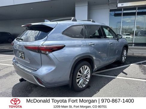 Used 2024 Toyota Highlander Platinum AWD/4WD image 3