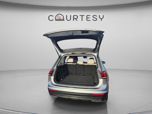 Used 2019 Volkswagen Tiguan SE AWD/4WD image 11