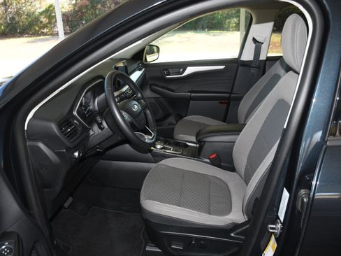 Used 2022 Ford Escape SE w/ SE Sport Appearance Package image 8