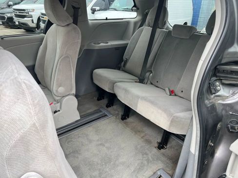 Used 2013 Toyota Sienna LE w/ Towing Pkg image 10