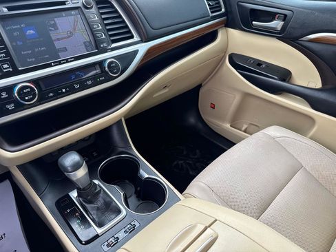 Used 2019 Toyota Highlander Limited Platinum AWD/4WD image 24