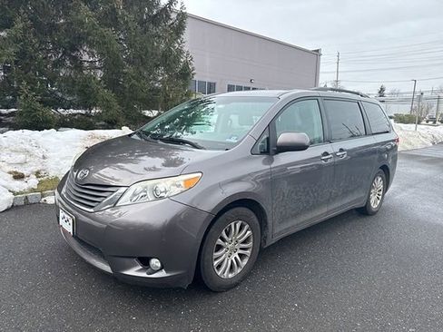 Used 2013 Toyota Sienna XLE image 2