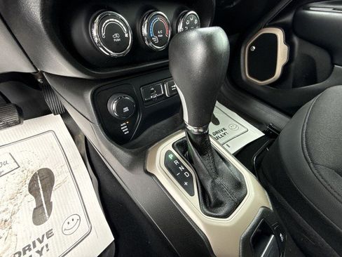 Used 2016 Jeep Renegade 75th Anniversary image 21