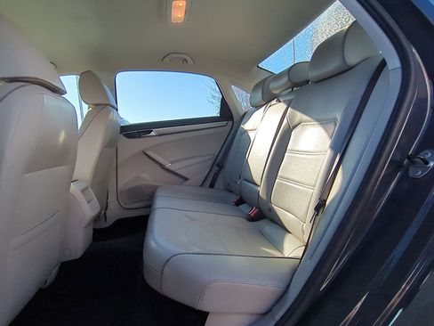 Used 2017 Volkswagen Passat 1.8T R-Line image 28