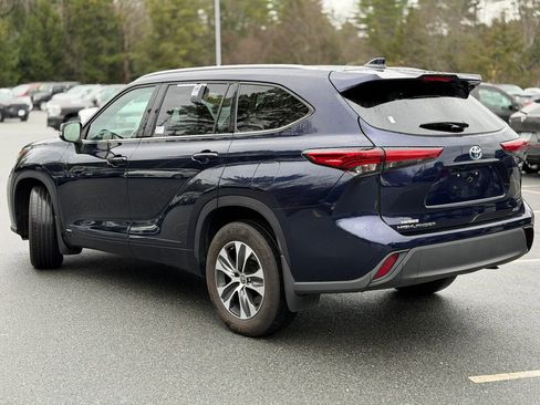 Used 2022 Toyota Highlander XLE image 3