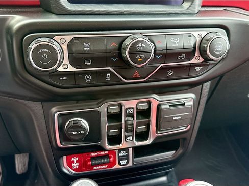 Used 2021 Jeep Wrangler Unlimited Rubicon w/ Dual Top Group AWD/4WD image 17