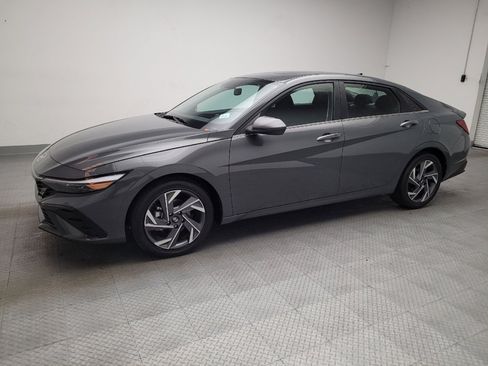 Used 2025 Hyundai Elantra SEL FWD image 2