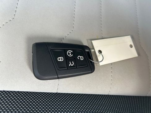 Used 2025 Volkswagen Taos SE FWD image 27