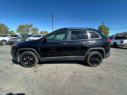 Used 2017 Jeep Cherokee Sport FWD image 6
