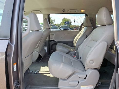 Used 2020 Toyota Sienna L image 11