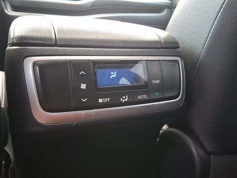 Used 2019 Toyota Highlander SE AWD/4WD image 12