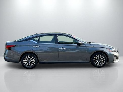 Used 2025 Nissan Altima 2.5 SV FWD image 10
