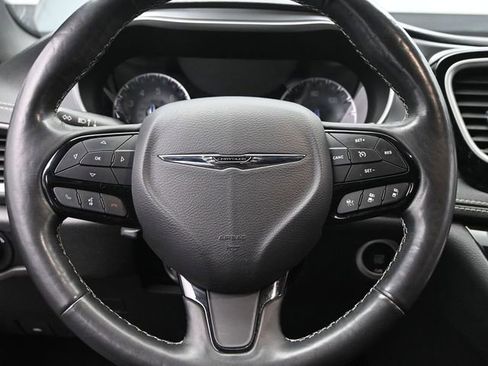 Used 2021 Chrysler Pacifica Touring w/ Cold Weather Group image 28