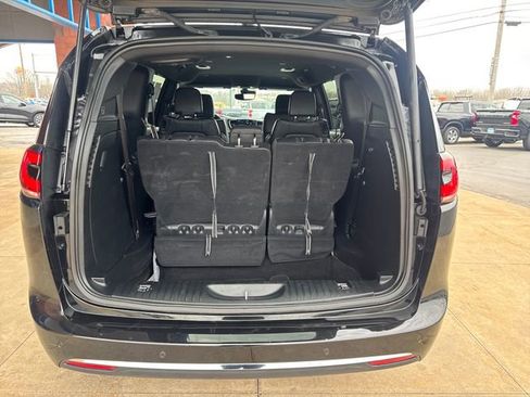 Used 2025 Chrysler Pacifica Select image 23