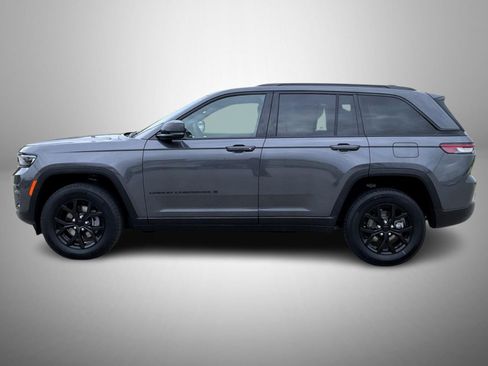 Used 2024 Jeep Grand Cherokee Altitude AWD/4WD image 8