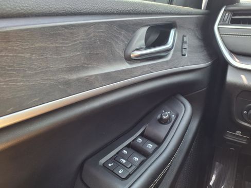 Used 2025 Jeep Grand Cherokee Limited w/ Luxury Tech Group II RWD image 14