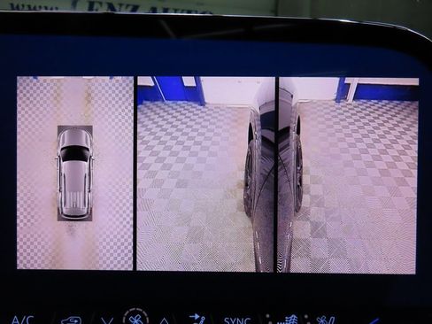 Used 2024 Chevrolet Traverse RS image 18