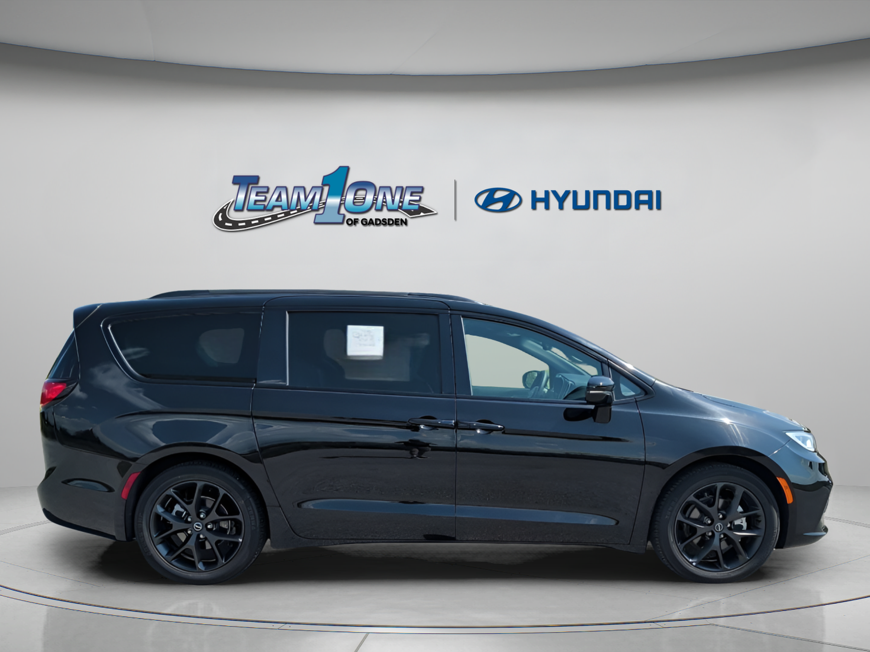 Used 2025 Chrysler Pacifica Limited FWD image 9