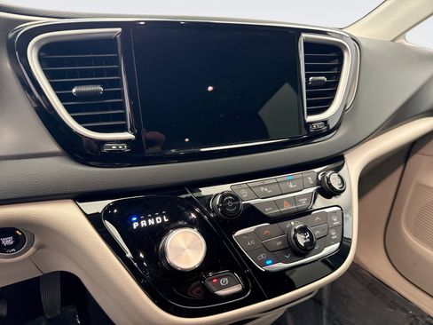 Used 2023 Chrysler Pacifica Touring-L FWD image 13
