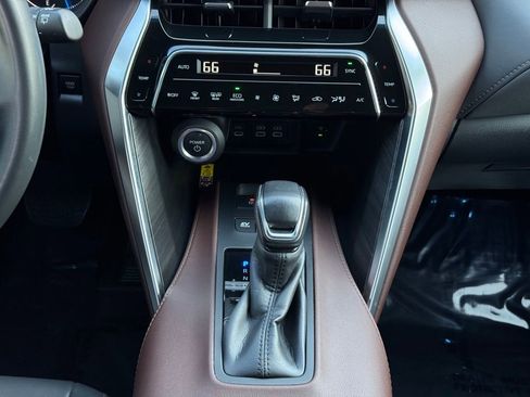 Used 2023 Toyota Venza XLE image 24