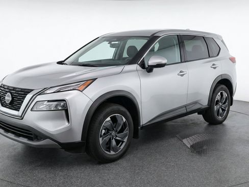 Used 2025 Nissan Rogue SV AWD/4WD image 3