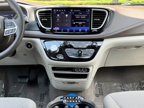 Used 2021 Chrysler Pacifica Touring image 13