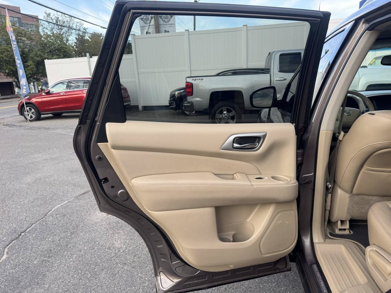 Used 2014 Nissan Pathfinder Platinum w/ Platinum Premium Package AWD/4WD image 19