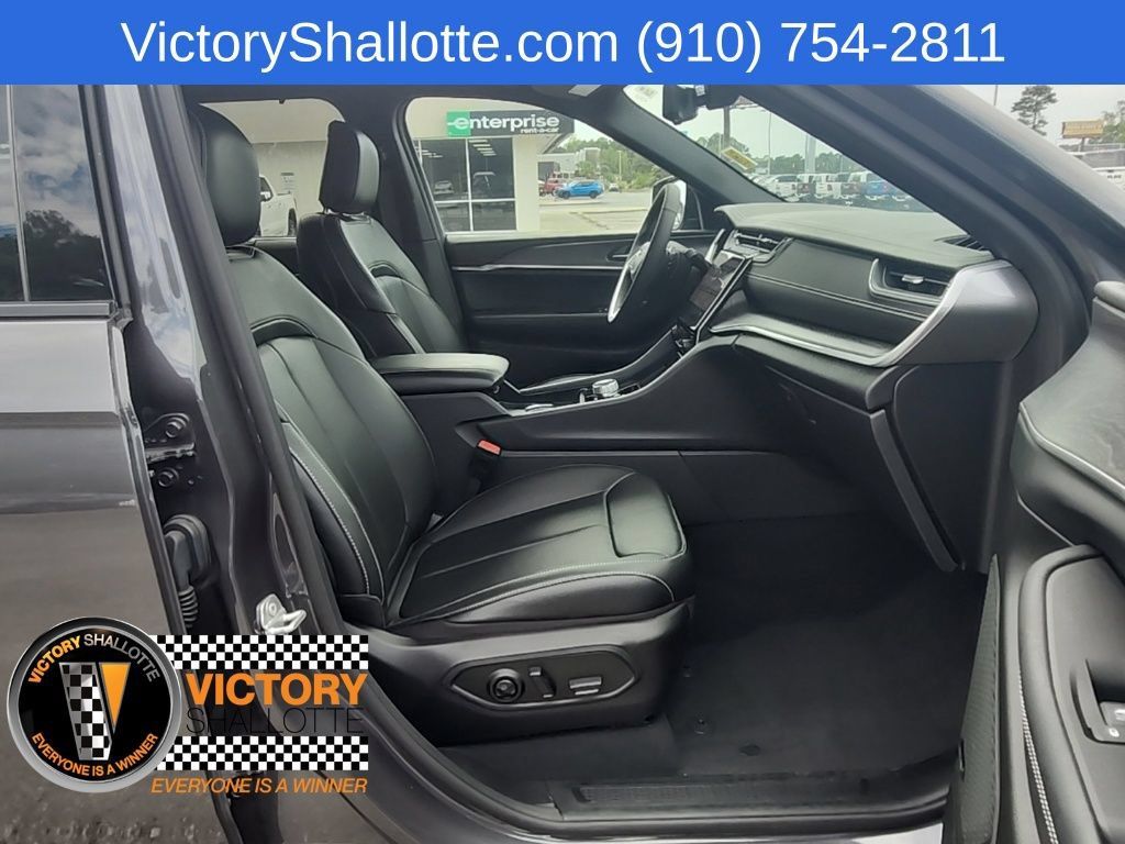 Used 2025 Jeep Grand Cherokee Limited w/ Luxury Tech Group II AWD/4WD image 35