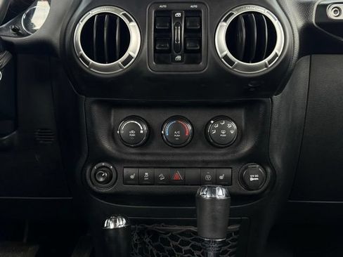 Used 2018 Jeep Wrangler Unlimited Sahara AWD/4WD image 23