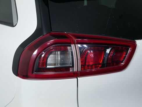 Certified 2019 Kia Niro LX image 12