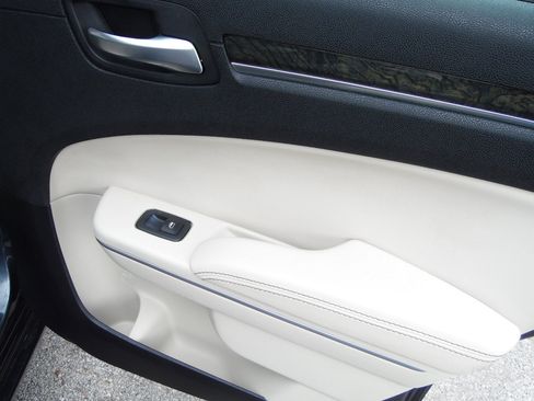 Used 2019 Chrysler 300 Limited image 23