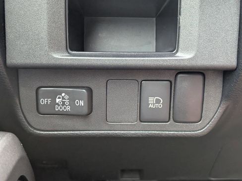 Used 2018 Toyota Tacoma SR5 image 12