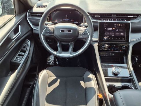 Used 2024 Jeep Grand Cherokee Altitude image 3