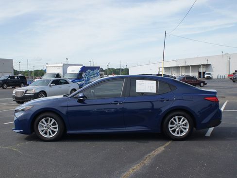 Used 2025 Toyota Camry LE w/ Convenience Package image 12