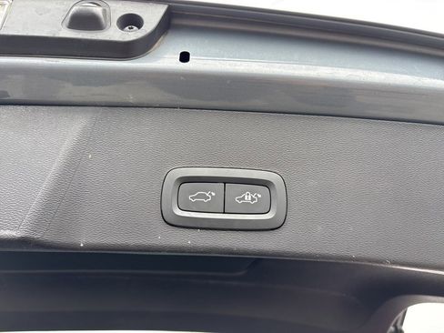 Used 2023 Volvo XC40 B4 Ultimate image 27