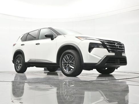 Used 2024 Nissan Rogue S FWD image 39