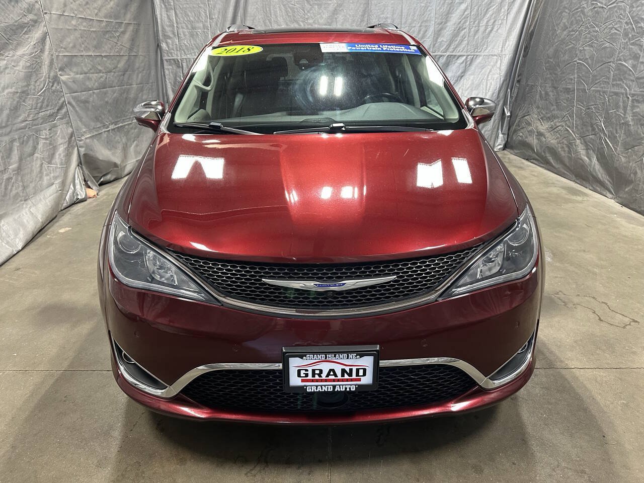 Used 2018 Chrysler Pacifica Limited w/ Tire & Wheel Group FWD image 2