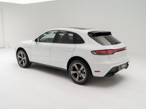Certified 2025 Porsche Macan AWD/4WD image 3