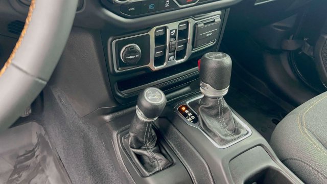 Used 2024 Jeep Wrangler Unlimited Sahara AWD/4WD image 29