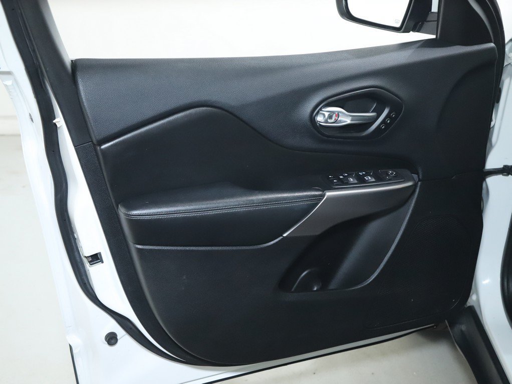 Used 2019 Jeep Cherokee Limited AWD/4WD image 16