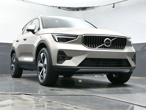 New 2024 Volvo XC40 B5 Plus w/ Protection Package Premier image 24