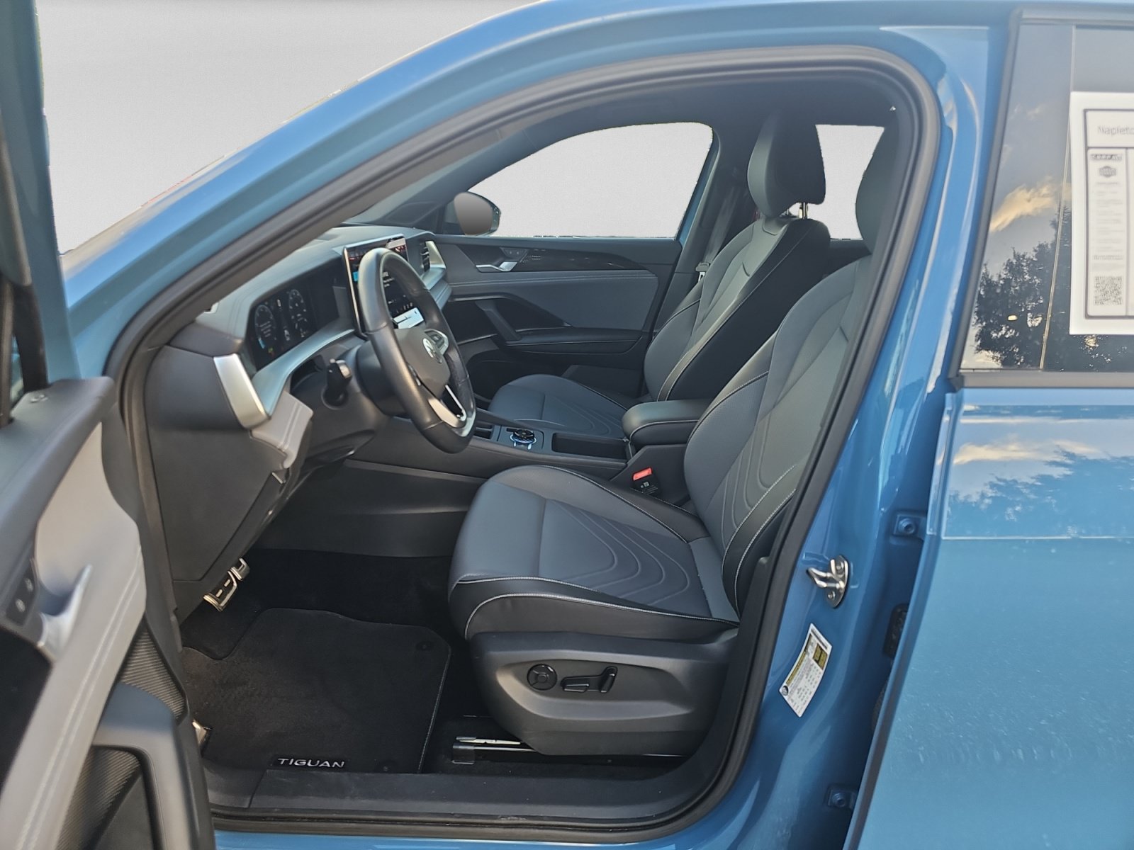 Used 2025 Volkswagen Tiguan SE R-Line AWD/4WD image 23