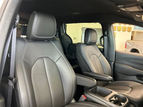 New 2025 Chrysler Pacifica Select image 32