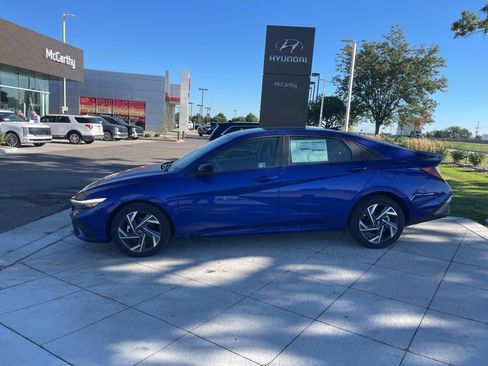 Used 2025 Hyundai Elantra Sport FWD image 2