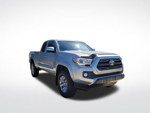Used 2017 Toyota Tacoma SR5 AWD/4WD image 2