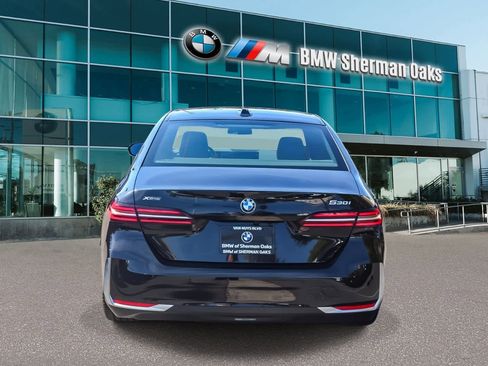 Used 2026 BMW 530i xDrive w/ Premium Package AWD/4WD image 5