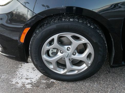 Used 2023 Chrysler Pacifica Limited image 15