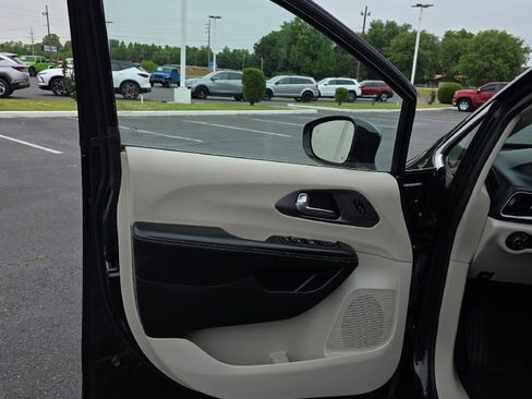 Used 2022 Chrysler Pacifica Touring-L FWD image 18