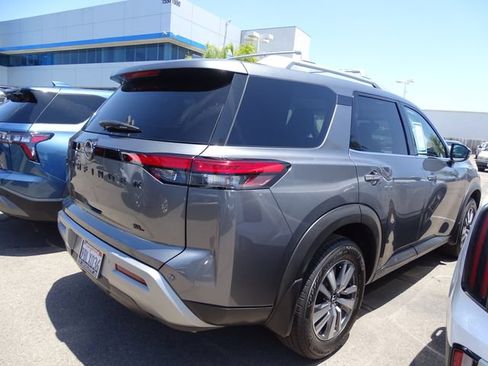 Used 2022 Nissan Pathfinder SL w/ SL Black Package FWD image 4